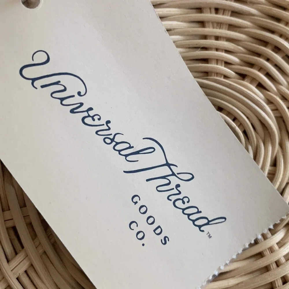 Universal Thread Round Zip Closure Straw Bag